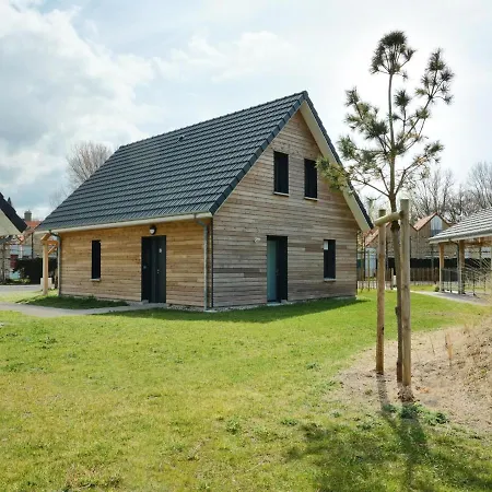 Willa Spacious With A Garden, At 800 M From The Sea